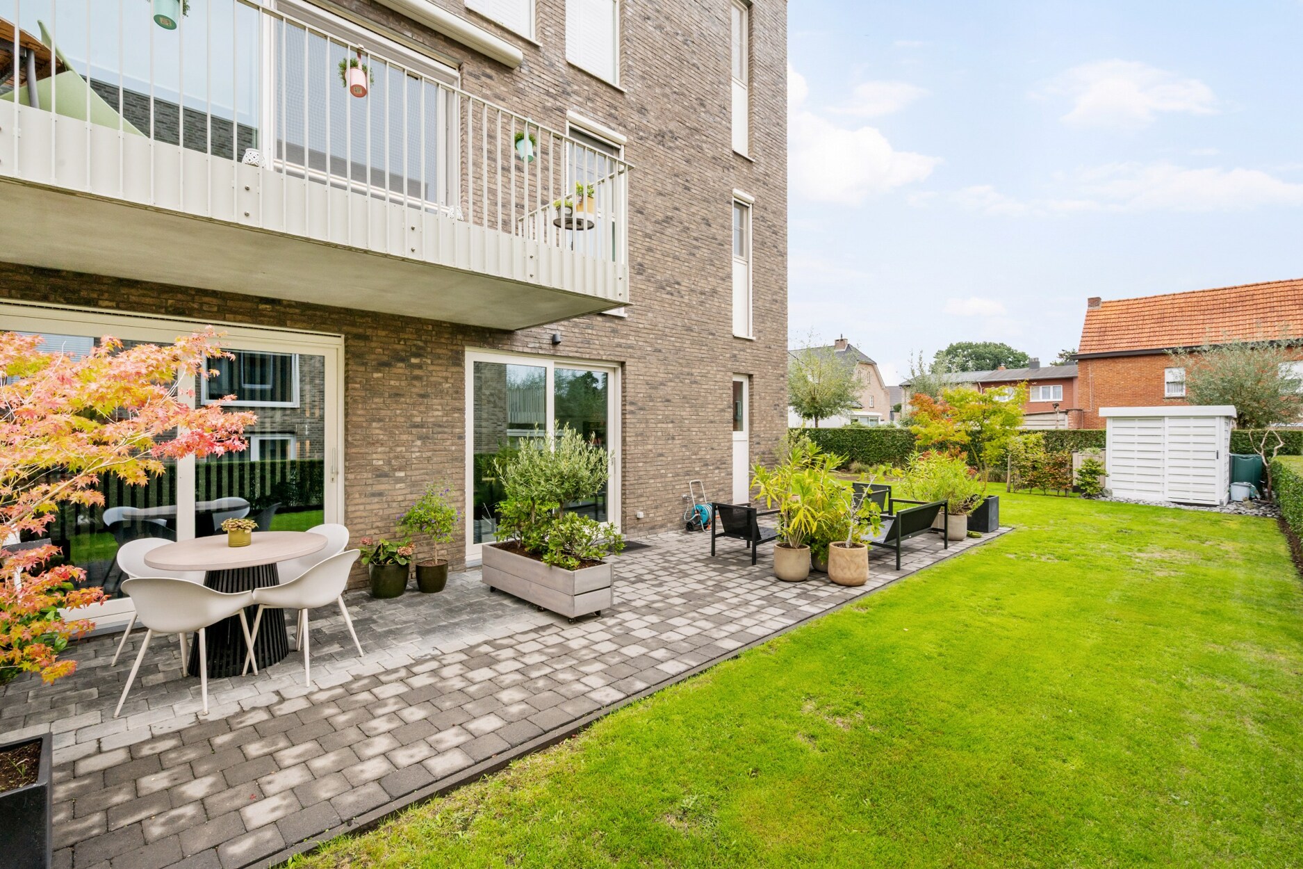 Gelijkvloers appartement met ruime tuin en 2 staanplaatsen