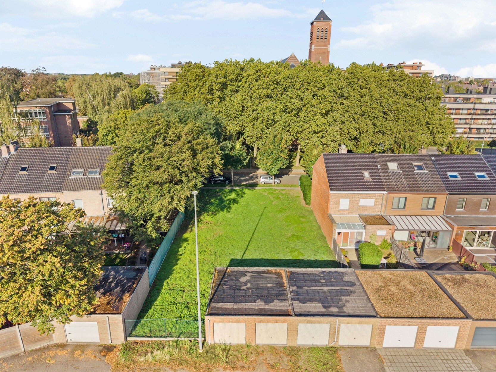 Bouwgrond (GB) met garages op 250m2
