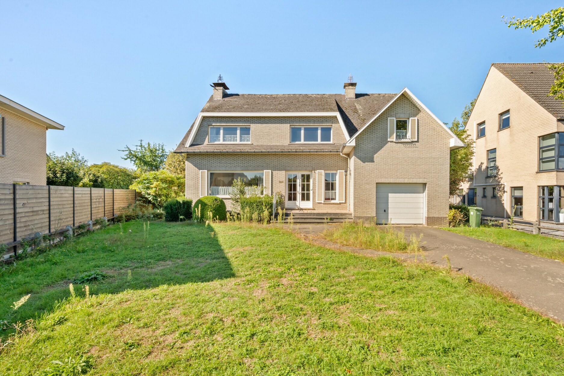 Gunstig gelegen te renoveren woning met 4 slpks op 980m²