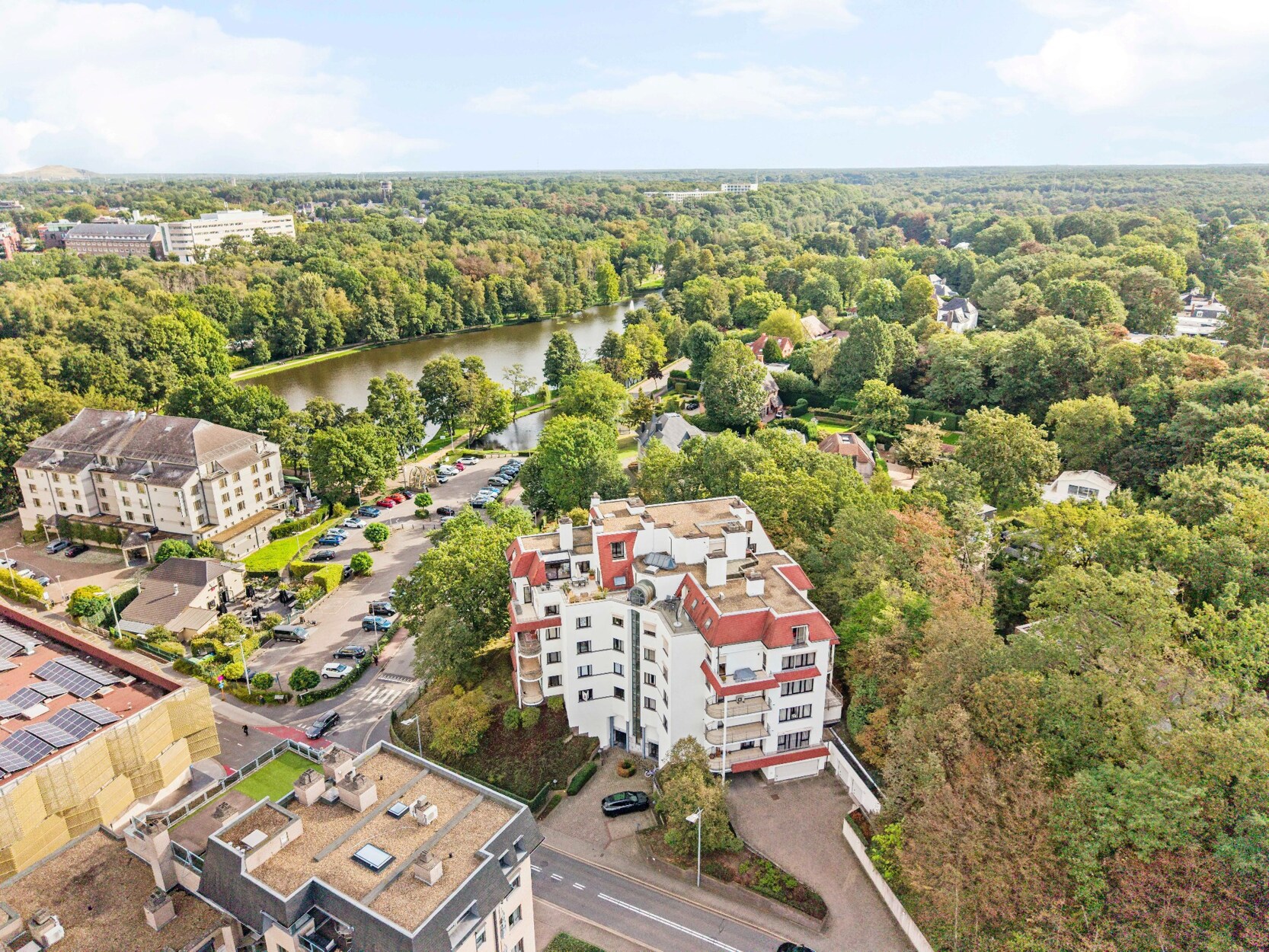 Uitzonderlijk ruim appartement met zicht op de Molenvijvers te Genk.