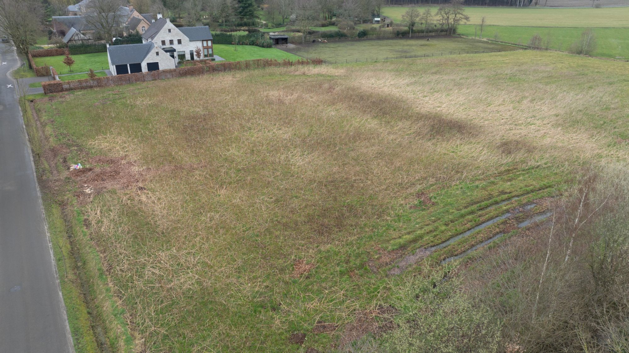 Bouwperceel met achterliggend agrarisch gebied met een totale