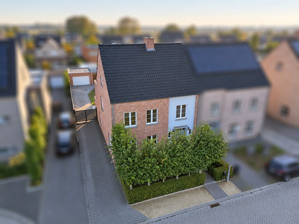 8627423